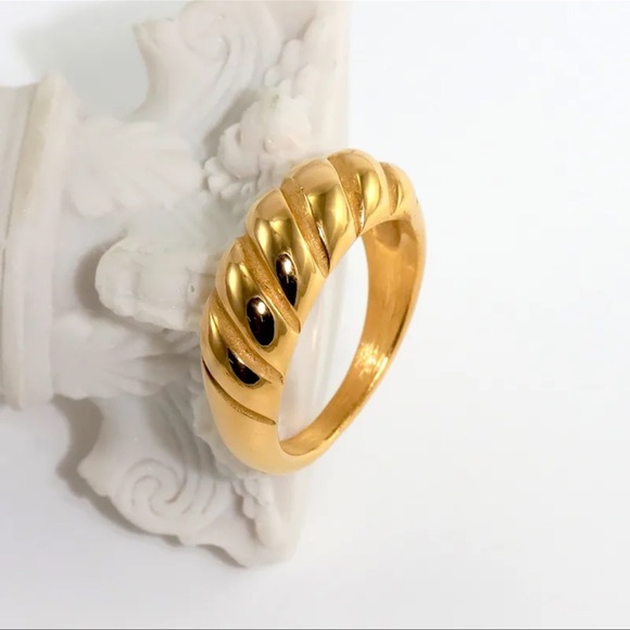 Croissant Twisted Rope Ring – 18K Gold Plated Stainless Steel - Picture 5 of 6